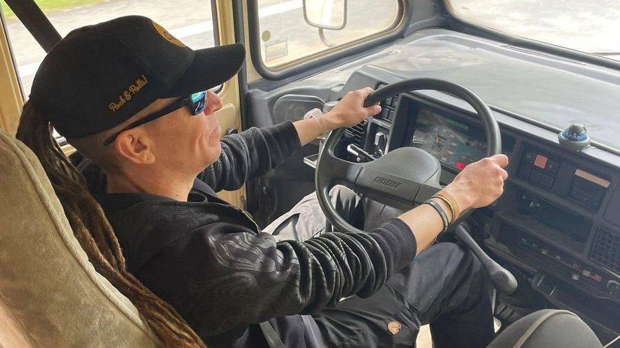 Volby 2025 a auta: Babiš hopsal v luxusním mercedesu, Pirát Bartoš dal sbohem šílenému obytňáku
